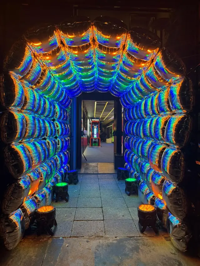 Túnel de balões iluminados no Octo Square